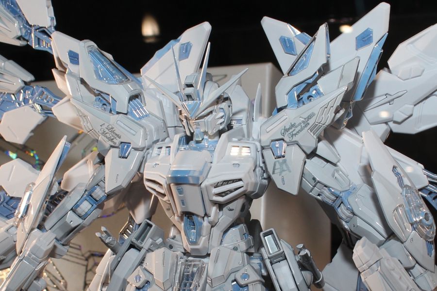 MGEX 스트라이크 프리덤 코팅판 계열 다각도 전시 사진_12.jpg