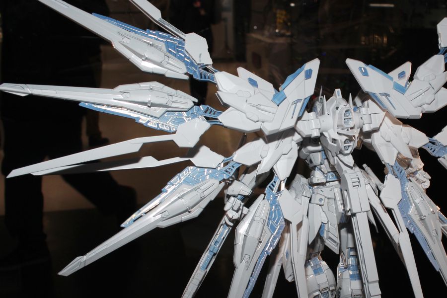 MGEX 스트라이크 프리덤 코팅판 계열 다각도 전시 사진_18.jpg