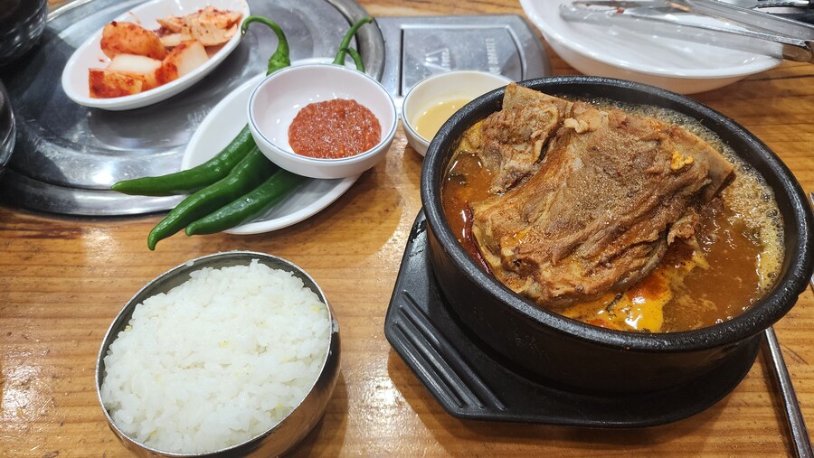 새벽 배고픔에 뼈다귀 해장국 먹으러 ㄱㄱ_1.jpg
