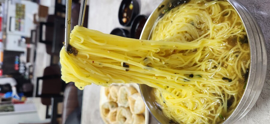 5500원 잔치국수 곱빼기+군만두_5.jpg