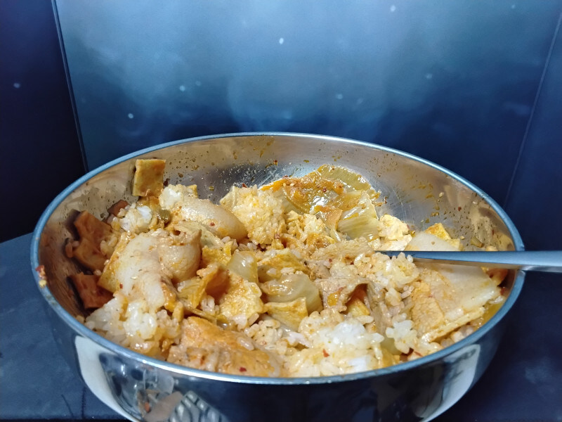 그냥 집에 남는 반찬으로 만든 삼겹살 어묵 김치 볶음밥_1.jpg