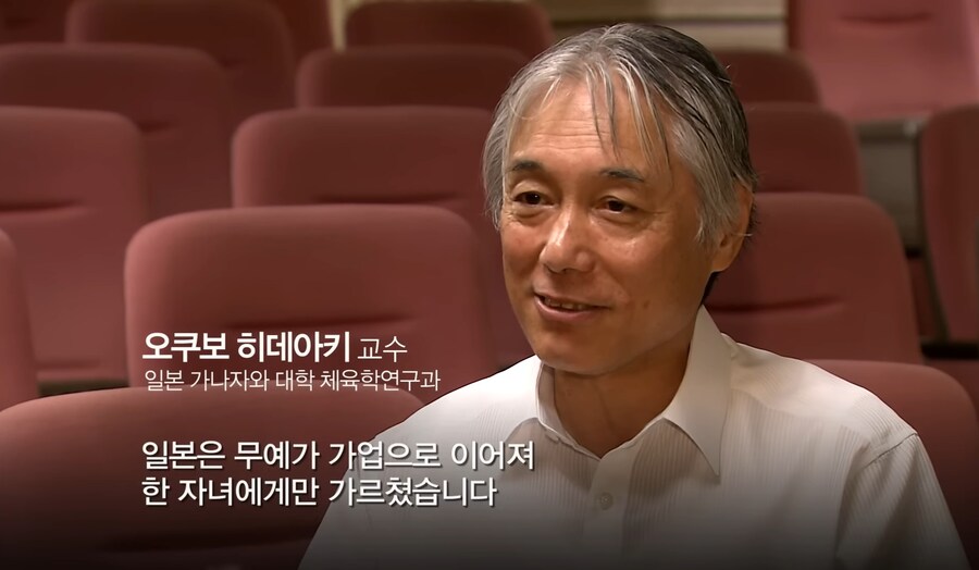 한국의 우수한 기록문화에 감탄하는 일본교수.jpg_1.jpg