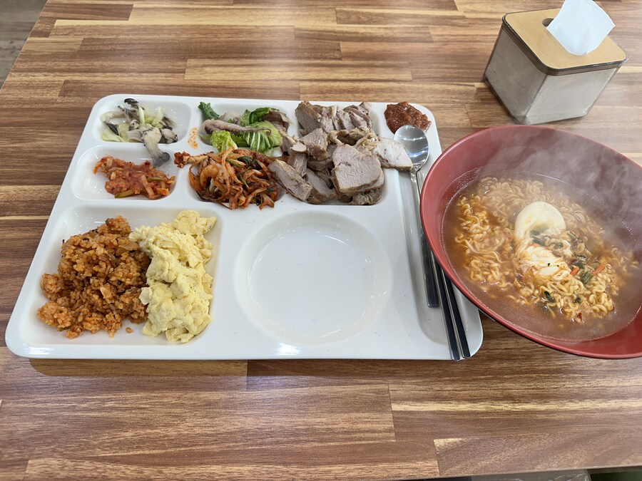 7000원 밥집에서 고기 듬뿍 라면 한그릇_1.jpg