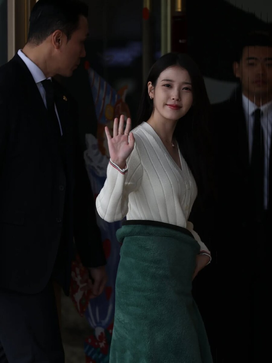 아이유, 연말룩으로 사랑스럽게_4.jpg