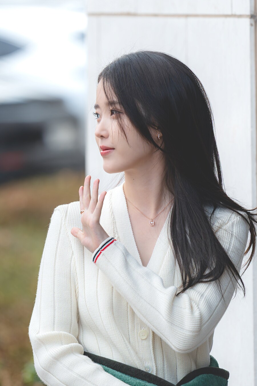2025.11.26 제이에스티나, 아이유 팬사인회 출근길(셀카봉)_1.jpg