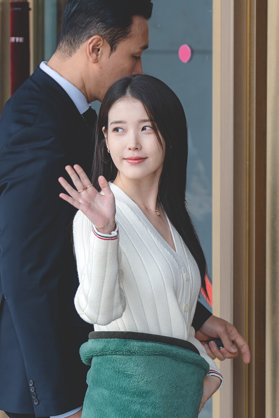 2025.11.26 제이에스티나, 아이유 팬사인회 출근길(셀카봉)_7.jpg