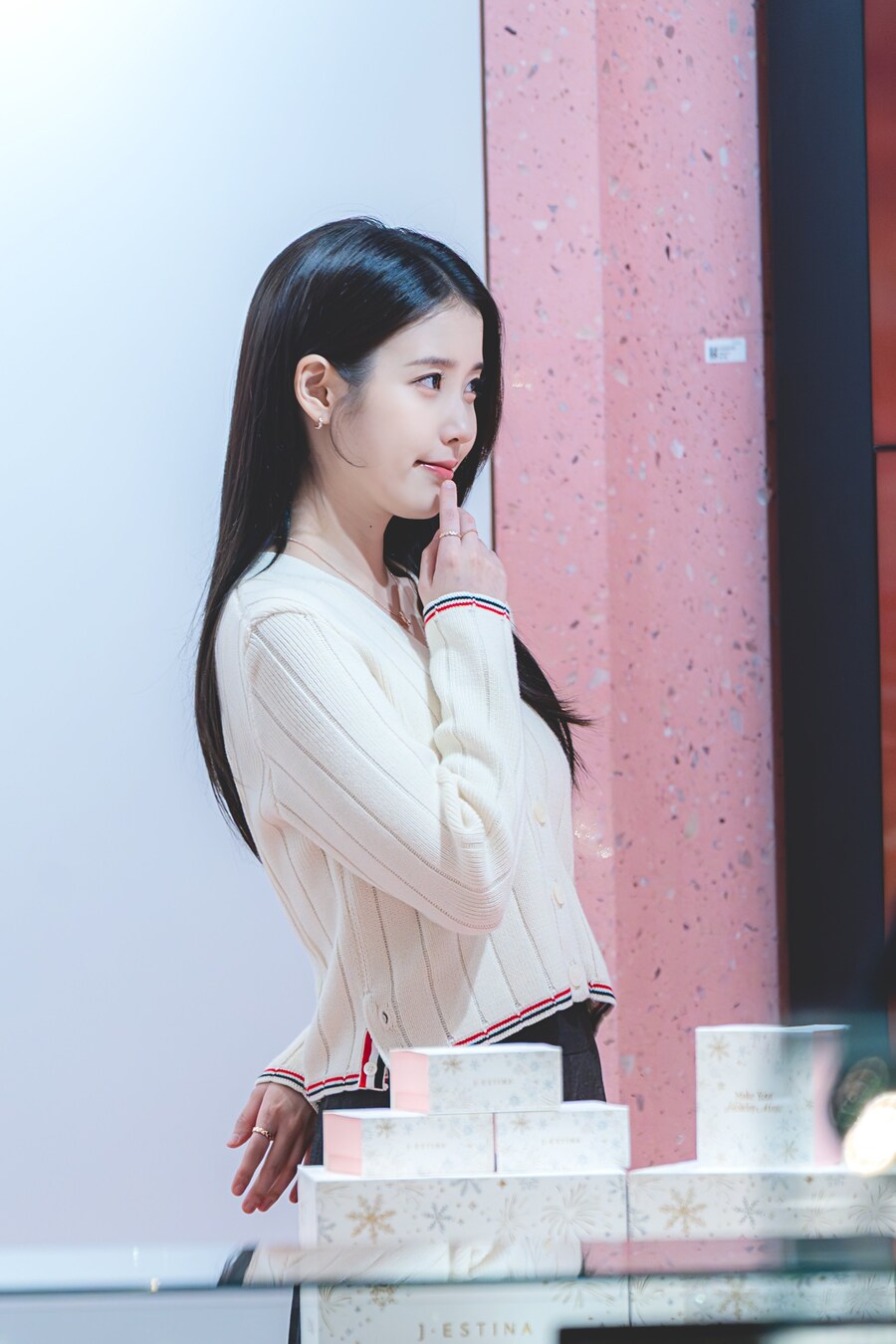 2025.11.26 제이에스티나, 아이유 팬사인회 포토월(셀카봉)_1.jpg