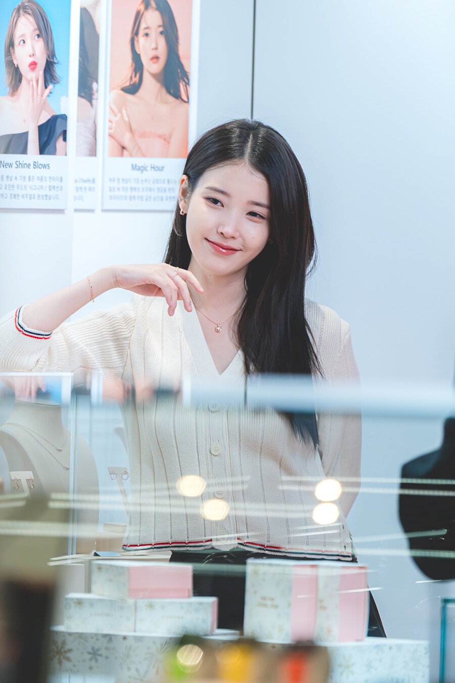 2025.11.26 제이에스티나, 아이유 팬사인회 포토월(셀카봉)_8.jpg