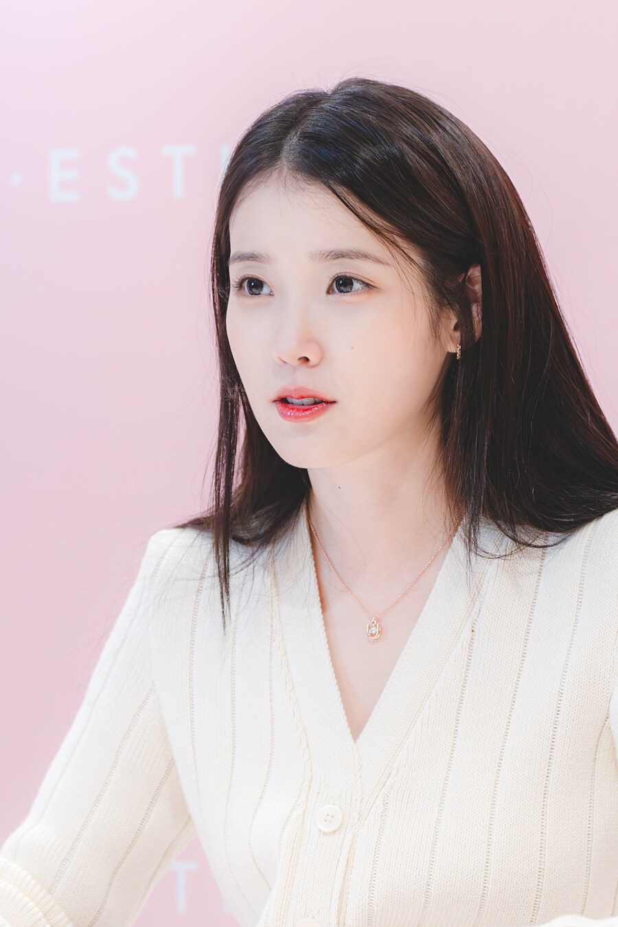 2025.11.26 제이에스티나, 아이유 팬사인회(셀카봉)_3.jpg