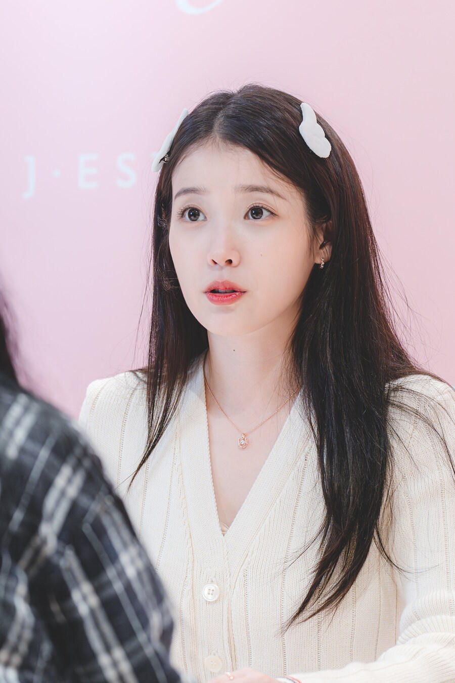 2025.11.26 제이에스티나, 아이유 팬사인회(셀카봉)_7.jpg