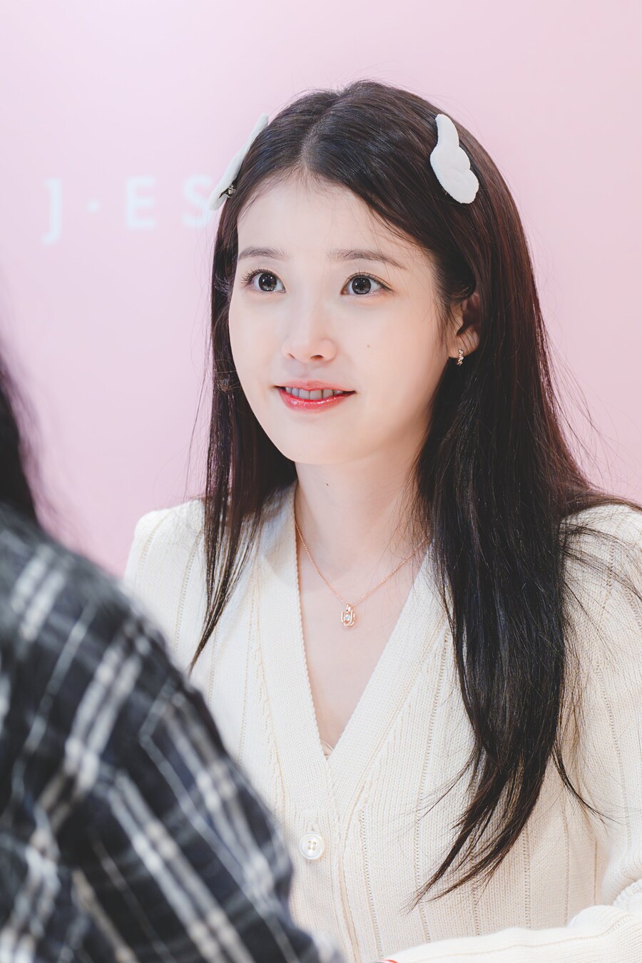 2025.11.26 제이에스티나, 아이유 팬사인회(셀카봉)_8.jpg