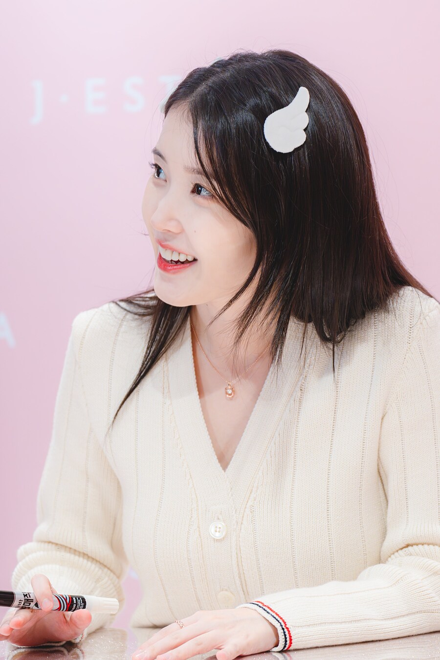 2025.11.26 제이에스티나, 아이유 팬사인회(셀카봉)_11.jpg