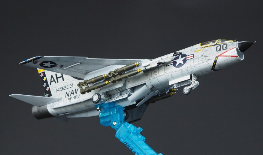 Academy 1/72 F-8E Crusader_1.jpg