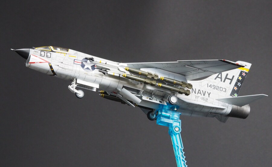 Academy 1/72 F-8E Crusader_2.jpg