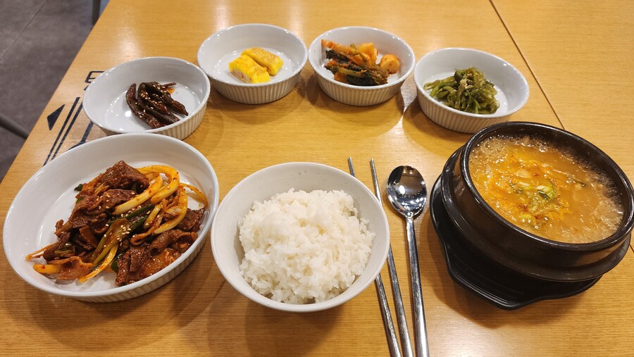 청국장에 제육볶음 정식_1.jpg