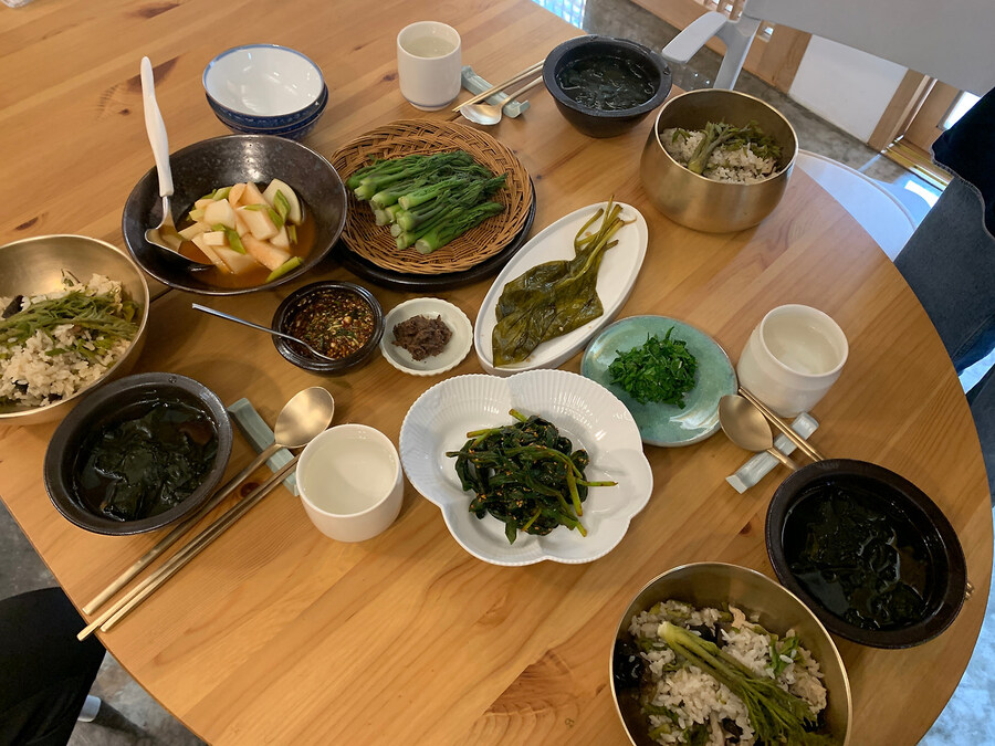 아들~ 엄마가 아침밥 차려놨으니깐 빨리 먹어~_1.jpg