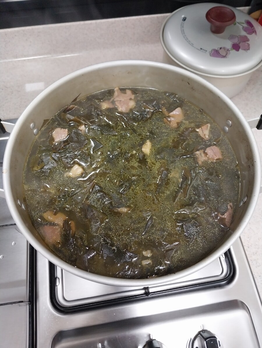 집밥-한우소고기 미역국밥_3.jpg