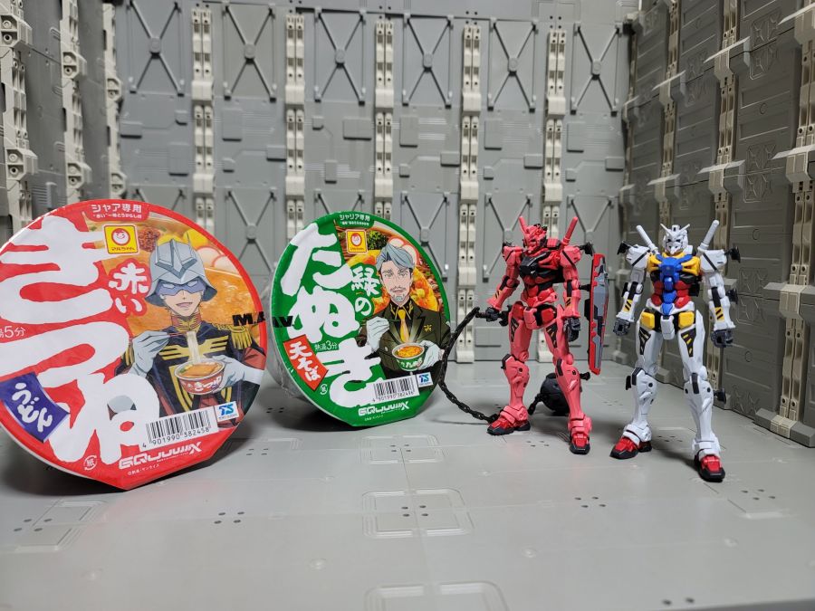 HG GQ 1/144 하얀 건담 + 붉은 건담 소체 나열 사진_1.jpg