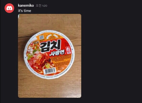 김치사발면 먹은 외국인 반응_1.png