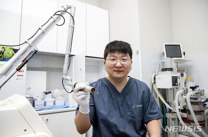 팬티만 입은 여성을 대놓고 웃으면서 쳐다보는 아저씨 jpg._3.jpg