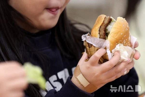 어제자 파업으로 대체식 먹는 초등학생들_2.webp