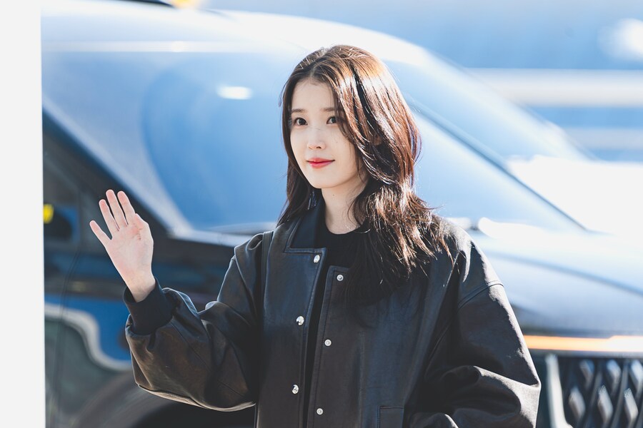 2025.12.05 AAA 2025 참석 인천공항출국(셀카봉)_7.jpg