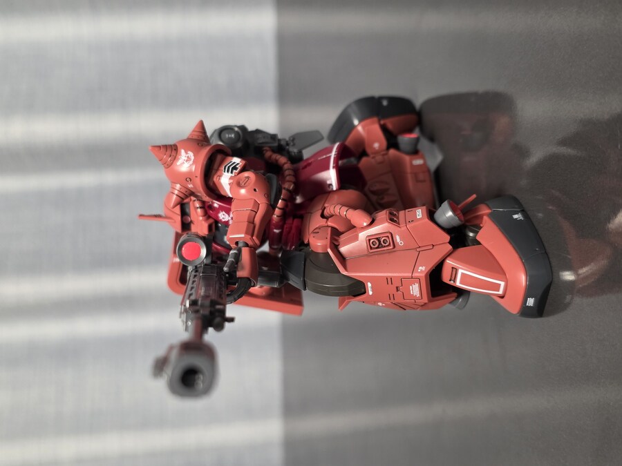 [HG] 샤아 전용 고기동형 자쿠2_20.jpg