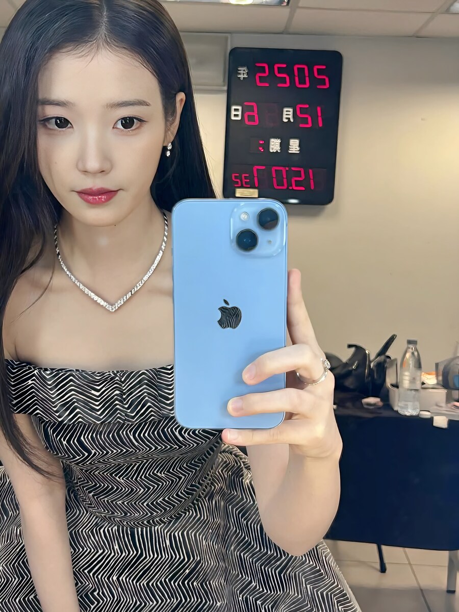 2025.12.08 아이유 인스타그램(AAA 🦓🍊)_6.jpg