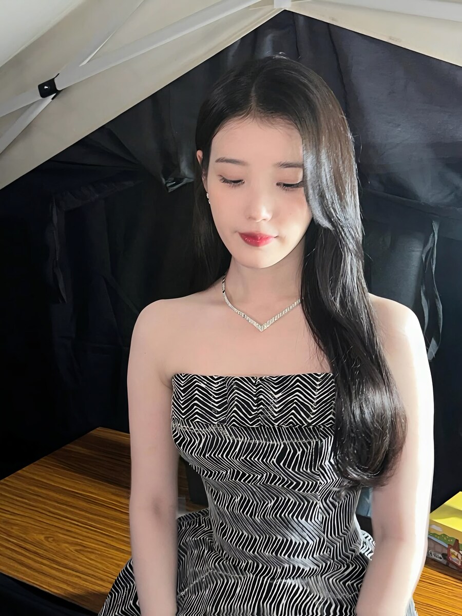 2025.12.08 아이유 인스타그램(AAA 🦓🍊)_11.jpg