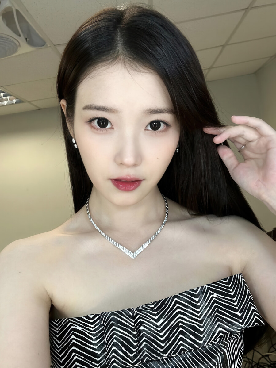 2025.12.08 아이유 인스타그램 사진 보정_1.jpg