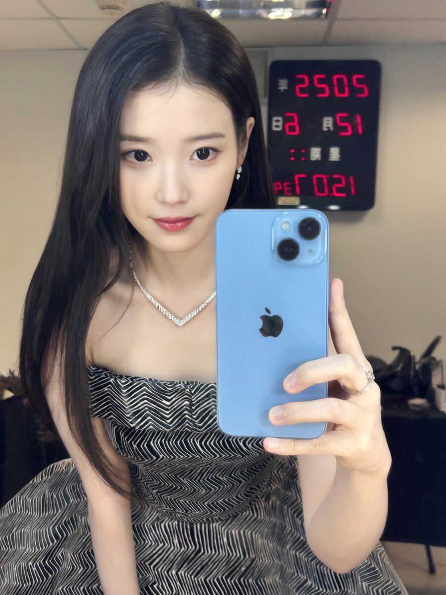 2025.12.08 아이유 인스타그램 사진 보정_3.jpg