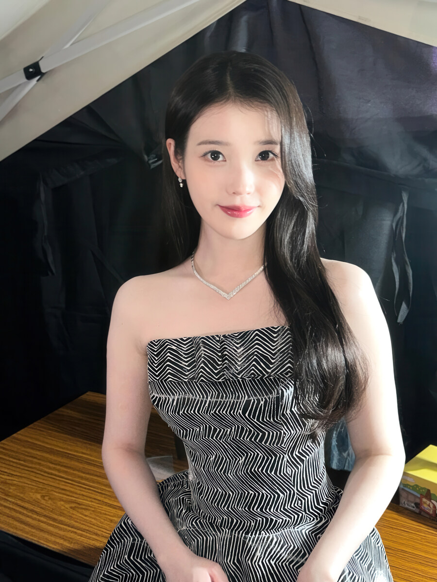 2025.12.08 아이유 인스타그램 사진 보정_5.jpg