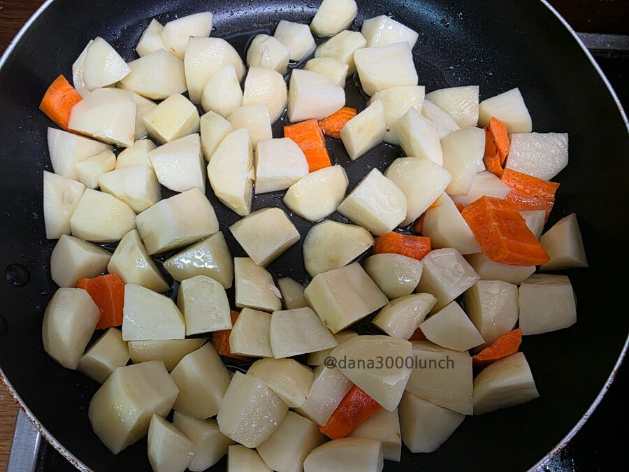 직장에서 3천원씩 걷어서 해먹는 점심 카레 김치수육_2.jpg