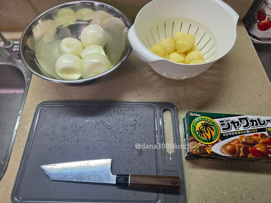 직장에서 3천원씩 걷어서 해먹는 점심 카레 김치수육_1.jpg