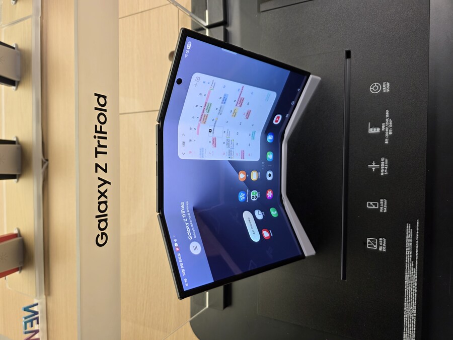 롯데 본점에서 보고 온 트라이폴드_4.jpg