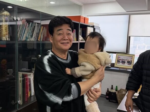 백종원, 홍탁집 딸 품에 안고 미소…"지금도 큰 도움" 공개 지지_1.png