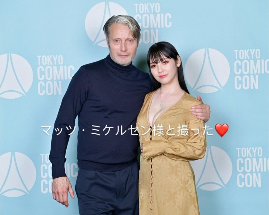 매즈 미켈슨과 사진 찍은 코스프레 분야 AV배우 goat_1.jpg