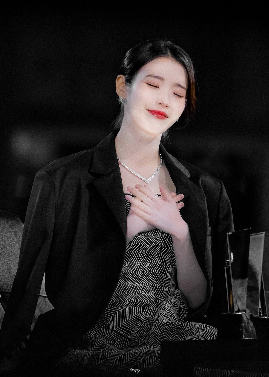 2025.12.06 AAA 2025 아이유 시상 대기석(Noopy)_2.jpg