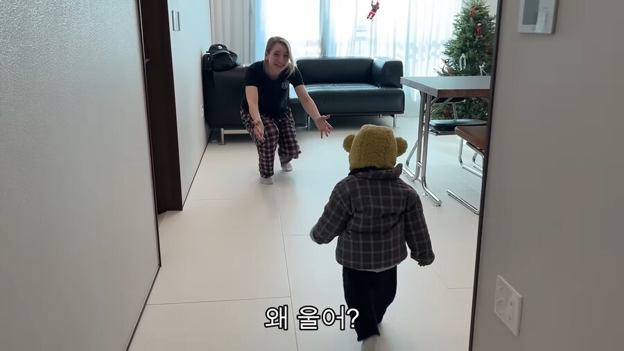 유튜브) 엄마의 쌍둥이 언니를 처음 본 아기_1.png