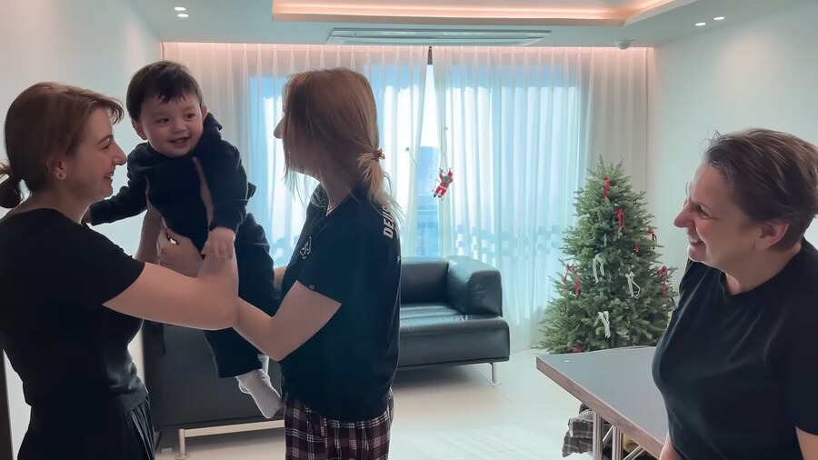 유튜브) 엄마의 쌍둥이 언니를 처음 본 아기_11.png