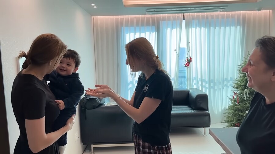 유튜브) 엄마의 쌍둥이 언니를 처음 본 아기_14.png