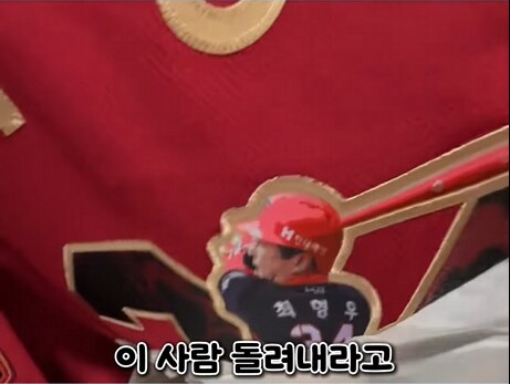 최형우 400홈런 기념 유니폼을 이제 받은 기아팬..._4.png