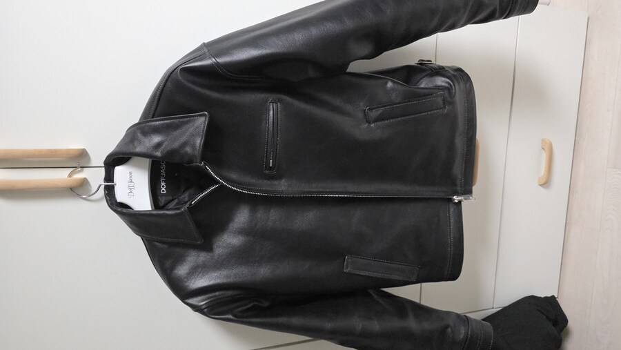 새로 산 가죽자켓 잘 입고는 있는데_1.jpg