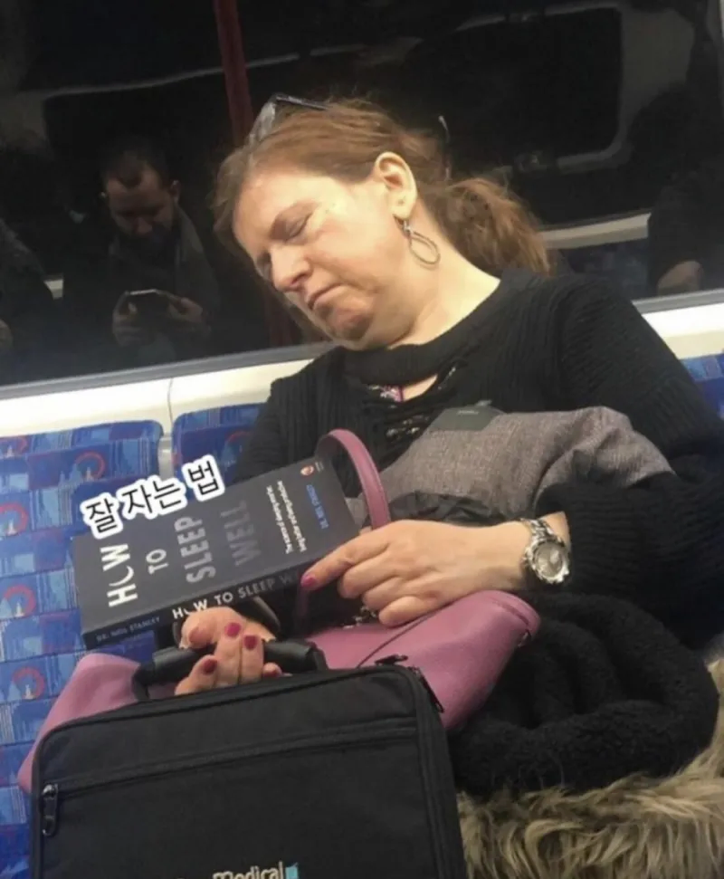 지하철에서 독서하는데 신경쓰이는 책들_6.webp