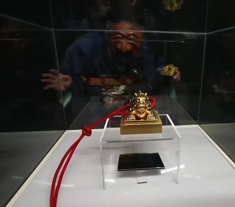 ??? : 흐흐흐 마침내 옥새가 내 손 안에 들어왔구나_1.jpg