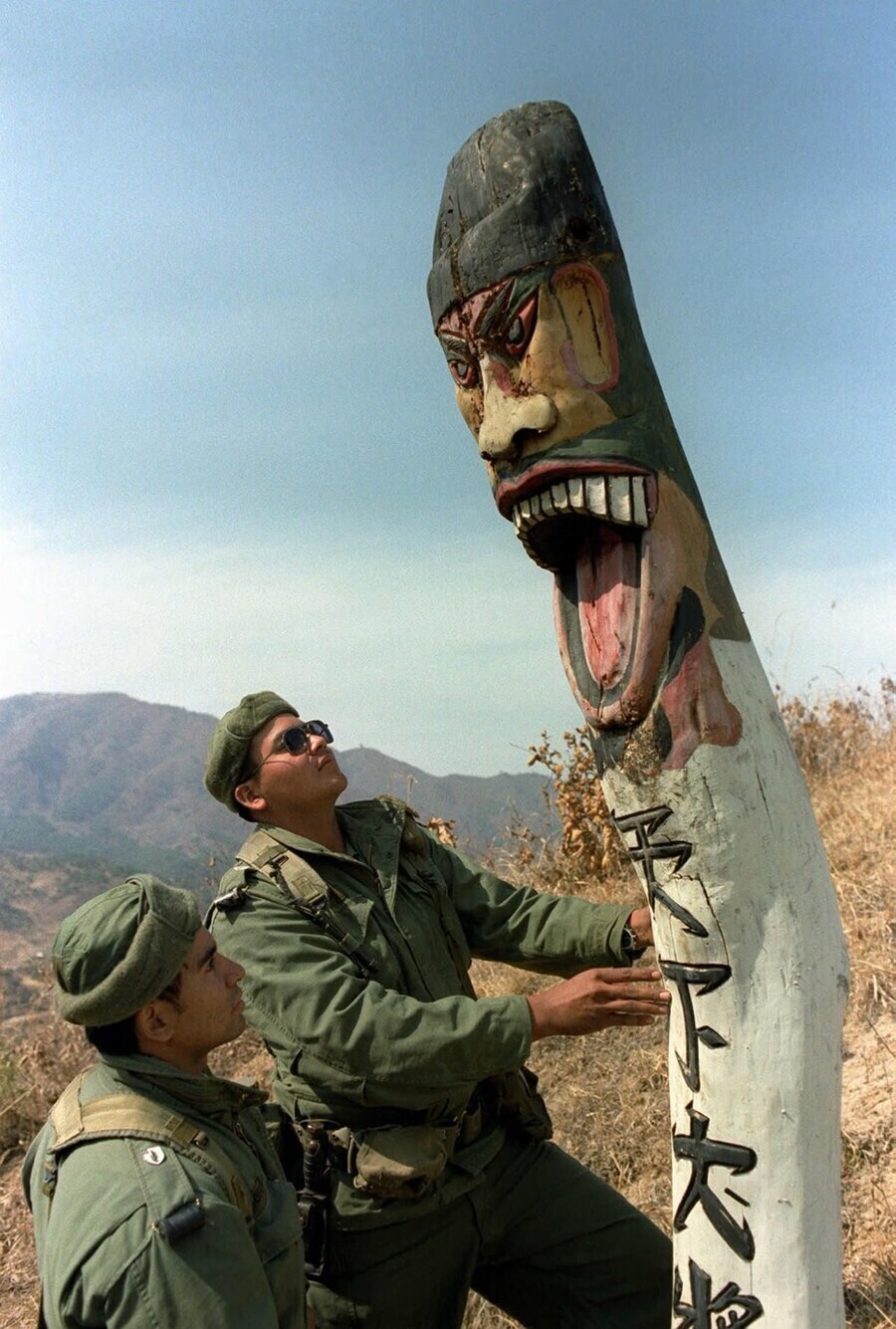 이교도의 토템을 구경하는 백인_1.jpg