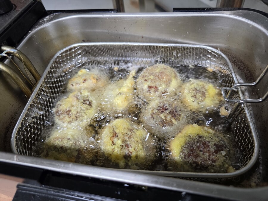 직장에서 3천원씩 걷어서 해먹는 점심 표고버섯후라이 동그랑땡+과메기_6.jpg