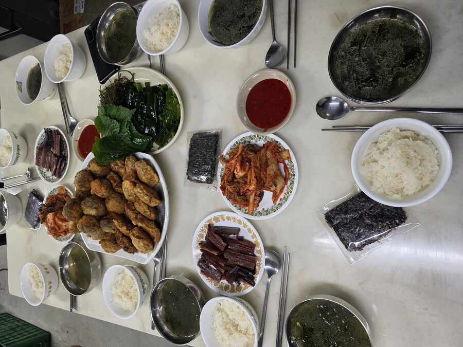 직장에서 3천원씩 걷어서 해먹는 점심 표고버섯후라이 동그랑땡+과메기_9.jpg