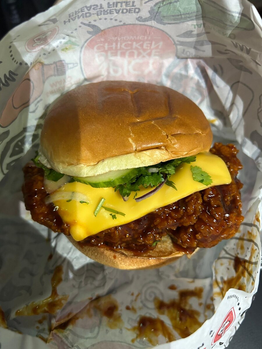 필리핀 치킨 프차 졸리비 x Kpop 그룹 캣츠아이 콜라보 메뉴_7.jpg