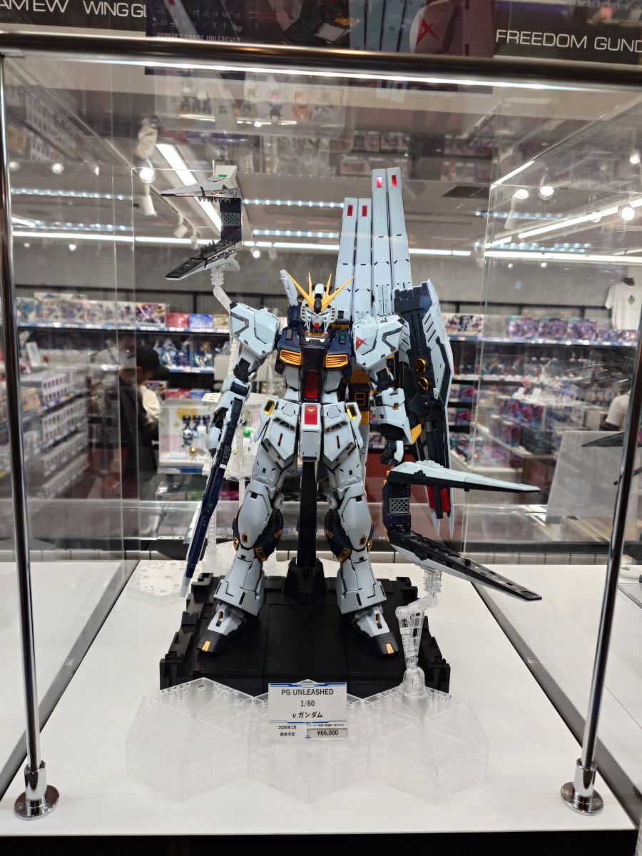 PG 언리쉬드 뉴 건담 신치토세점 전시 사진_1.jpg
